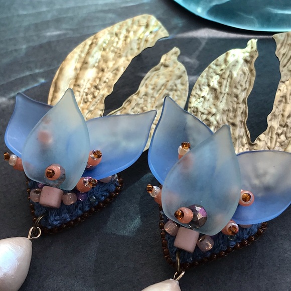 Earrings with floral pendant - Picture 9 of 17